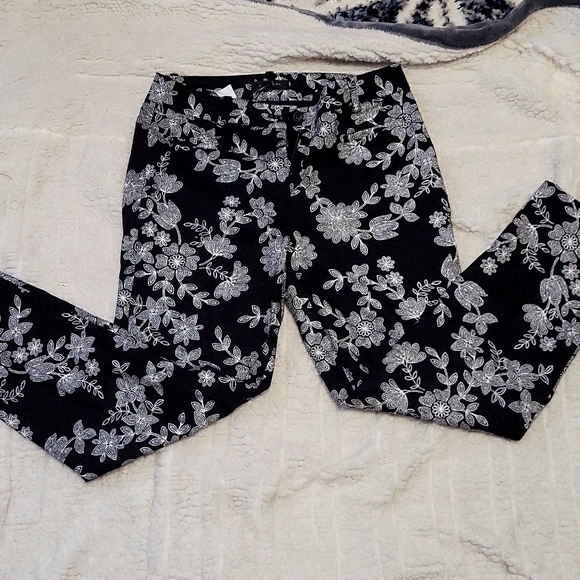 Ann Taylor- Floral Ankle Pant - Picture 3 of 5